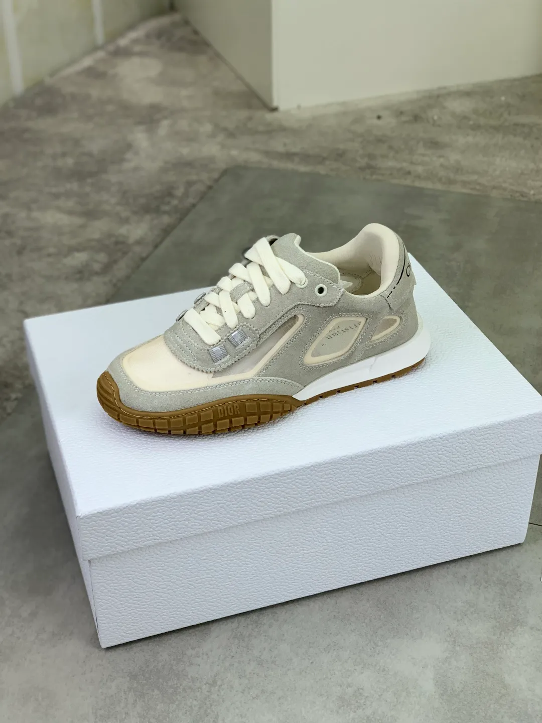 Men's men's shoes P520 new Dior Tech sneakers 2026 early spring series new products, with fashionable details, highlighting retro aesthetics. The light beige anti-suede cow leather upper is spliced ​​with apricot transparent mesh fabric on the side. The upper window edge is adhered with high-frequency flat ironing and back-pressure. It replicates the original craftsmanship, making it beautiful and comfortable without falling off. The interior is made of sheep lining of the same color, which is soft and comfortable. The heel and tongue are embellished with the Paris logo. The textured TPU soles with the same color logo. The high-end version is exquisitely packaged, adding a high-end style.  Code number: 35-46